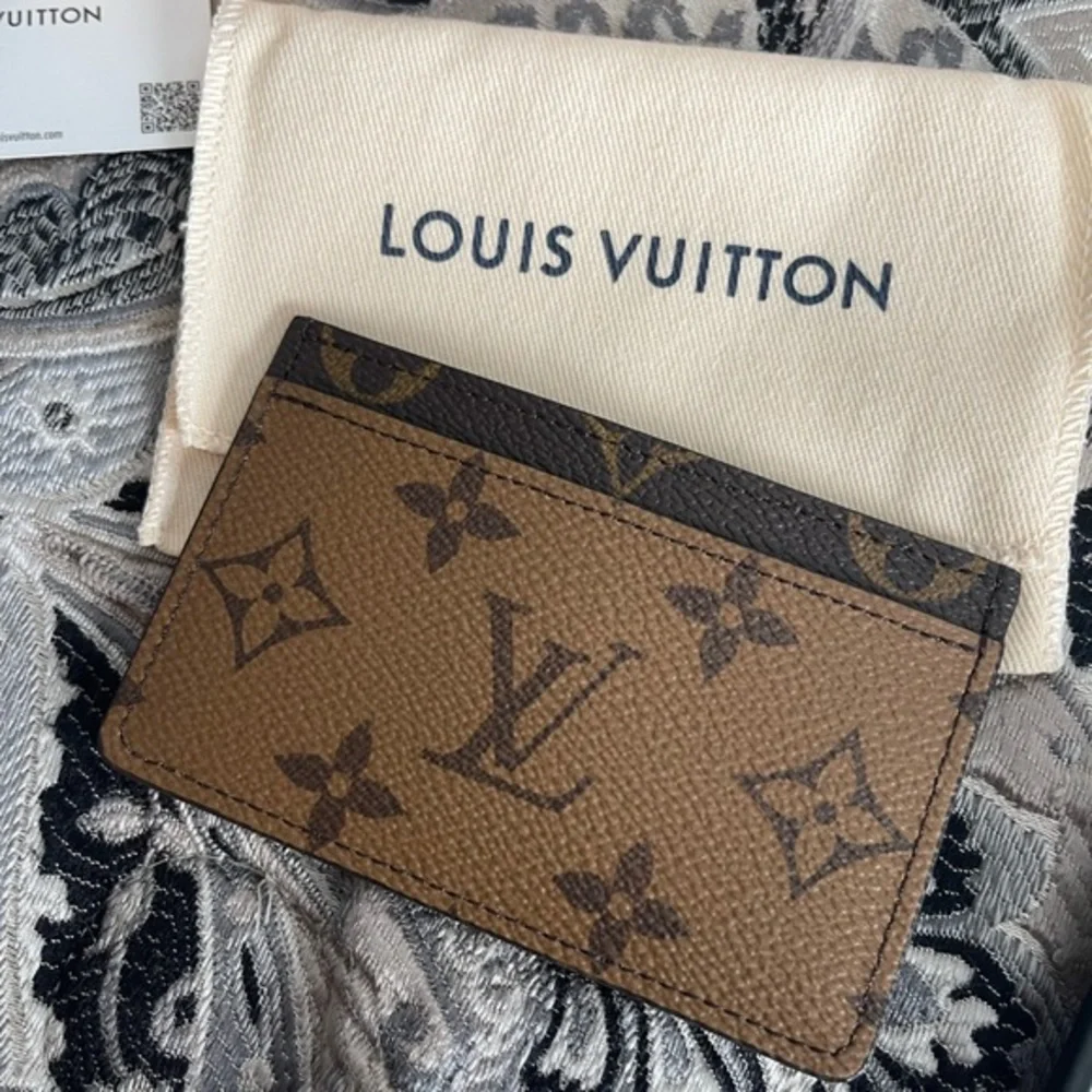 AUTHENTIC LOUIS VUITTON REVERSE CARD HOLDER‎